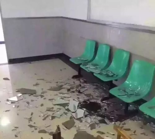 爆发在天津市武清区国夷易近医院儿科的家族恶性伤医、打砸医院使命现场图片。不满被扣